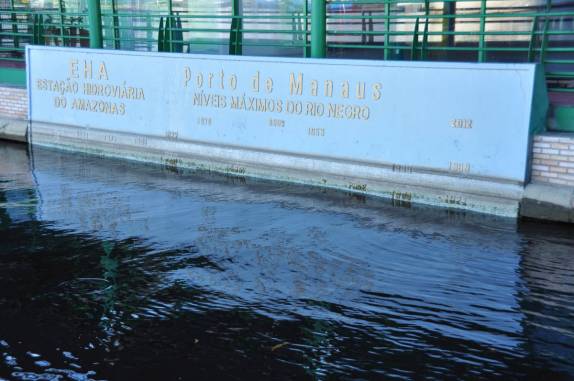 Quadro com a marca das cheias do rio, no porto de Manaus, no Amazonas. O recorde foi quebrado em 2012!